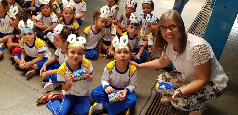  Secretária de Educação Nádia faz entrega de ovos de páscoa para as crianças 